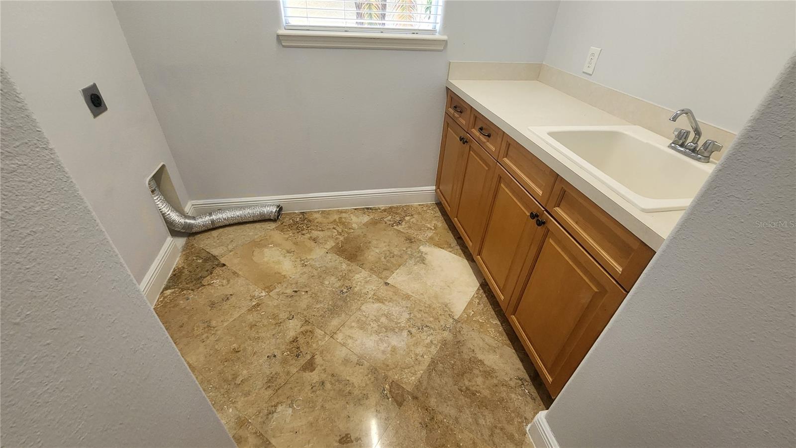 Listing photo id 15 for 2333 Pinehurst Court