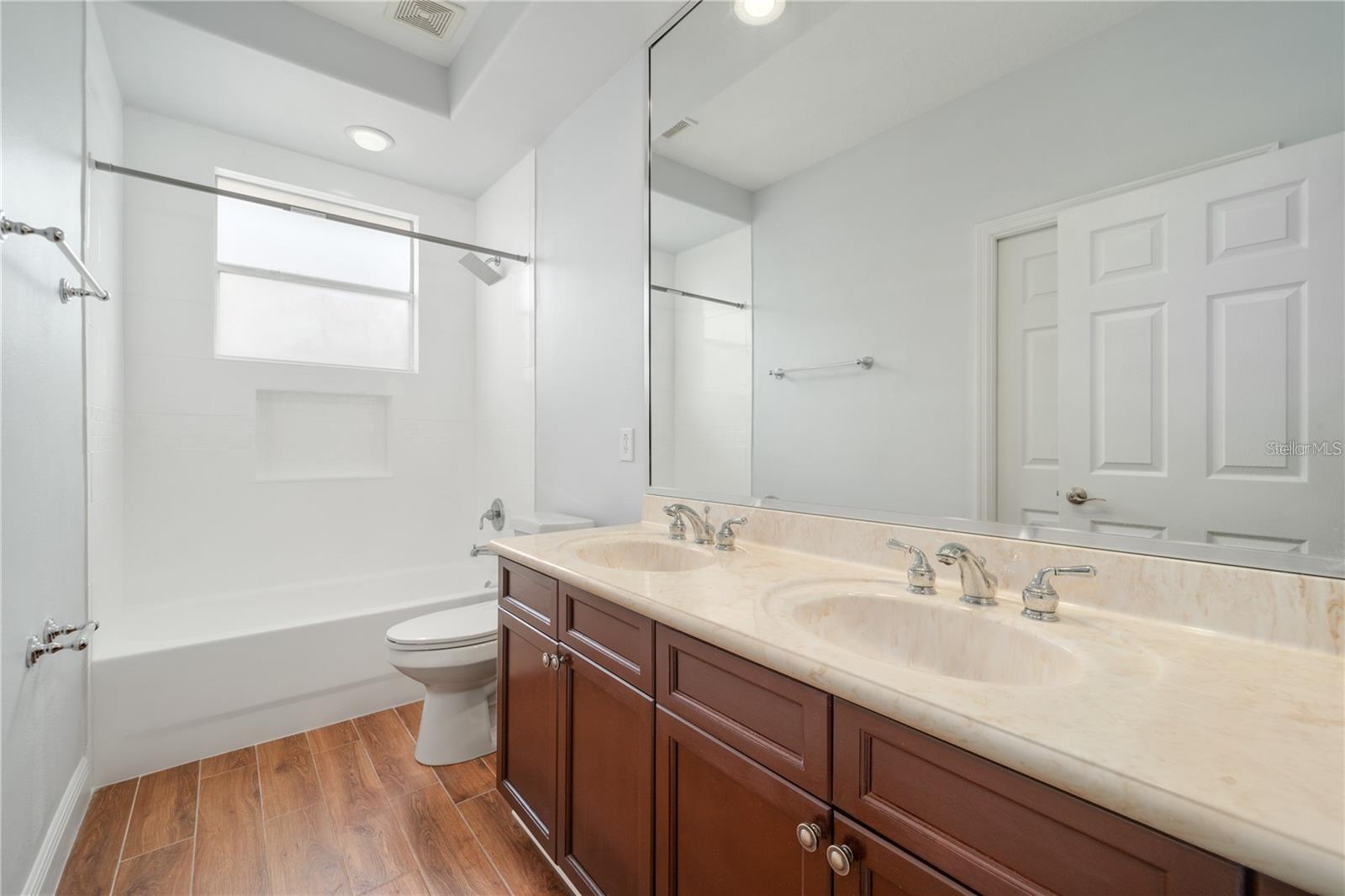 Listing photo id 31 for 2333 Pinehurst Court