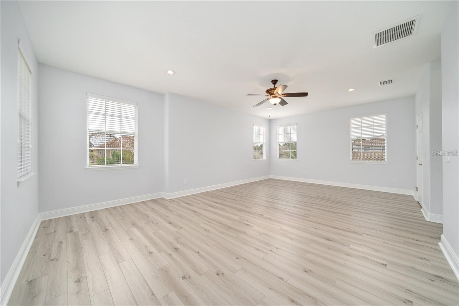 Listing photo id 33 for 2333 Pinehurst Court