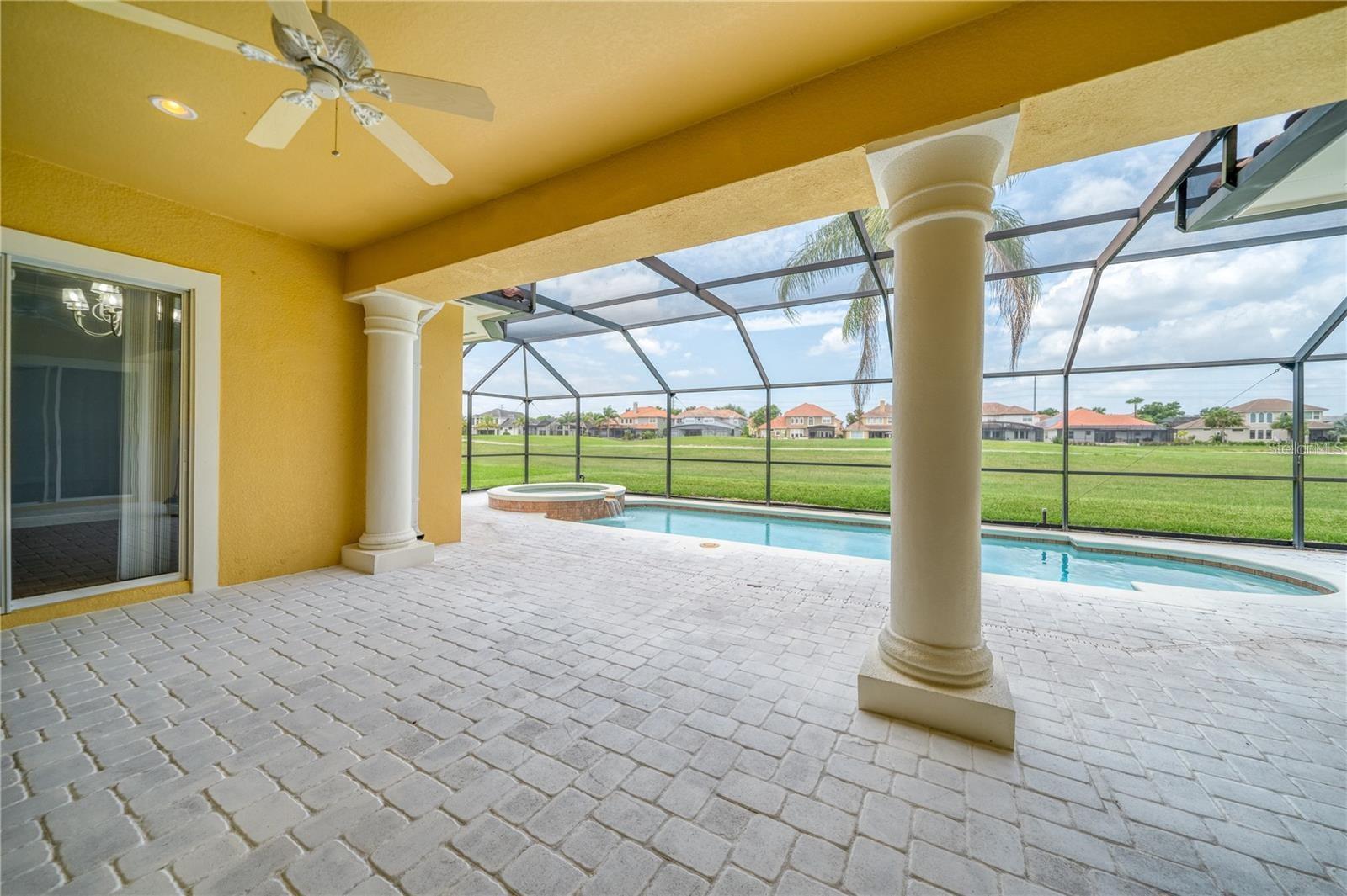 Listing photo id 4 for 2333 Pinehurst Court
