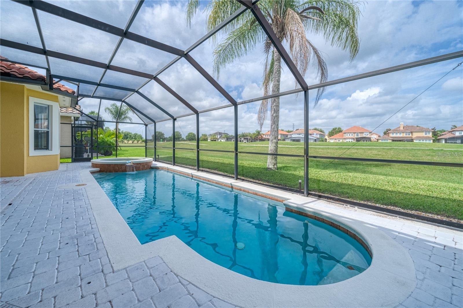 Listing photo id 5 for 2333 Pinehurst Court