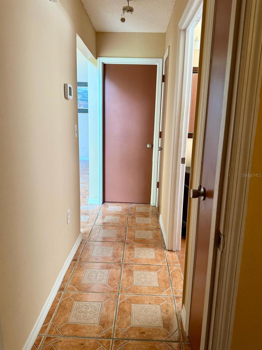 Listing photo id 10 for 2779 Theresa Drive