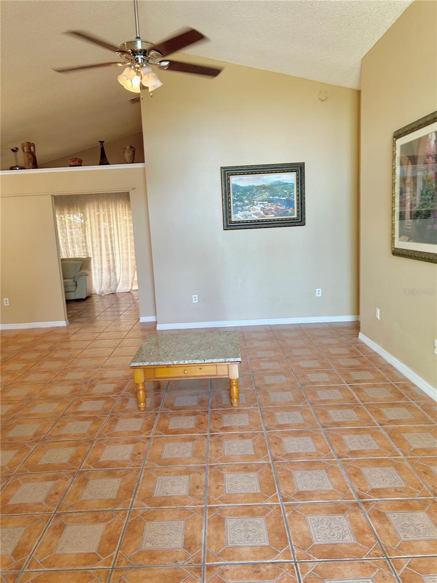 Listing photo id 2 for 2779 Theresa Drive