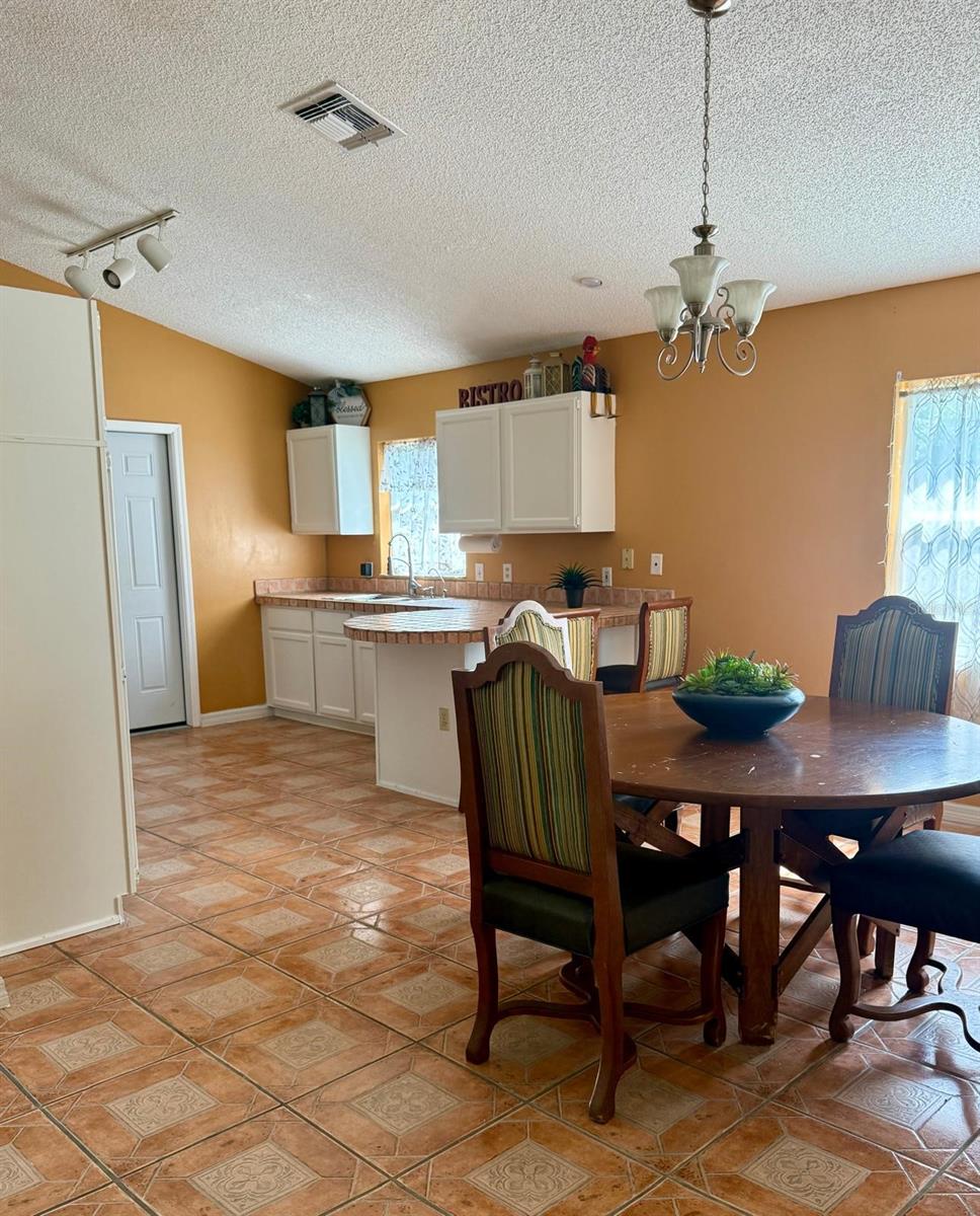 Listing photo id 3 for 2779 Theresa Drive