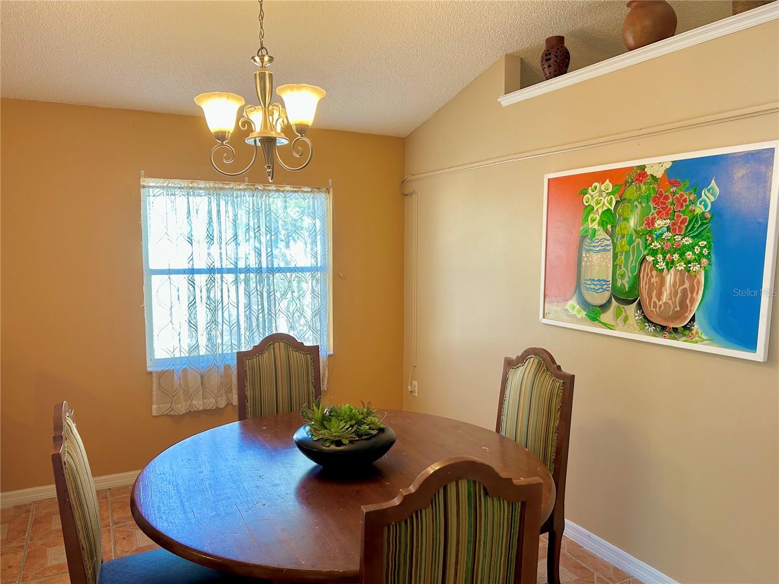 Listing photo id 4 for 2779 Theresa Drive