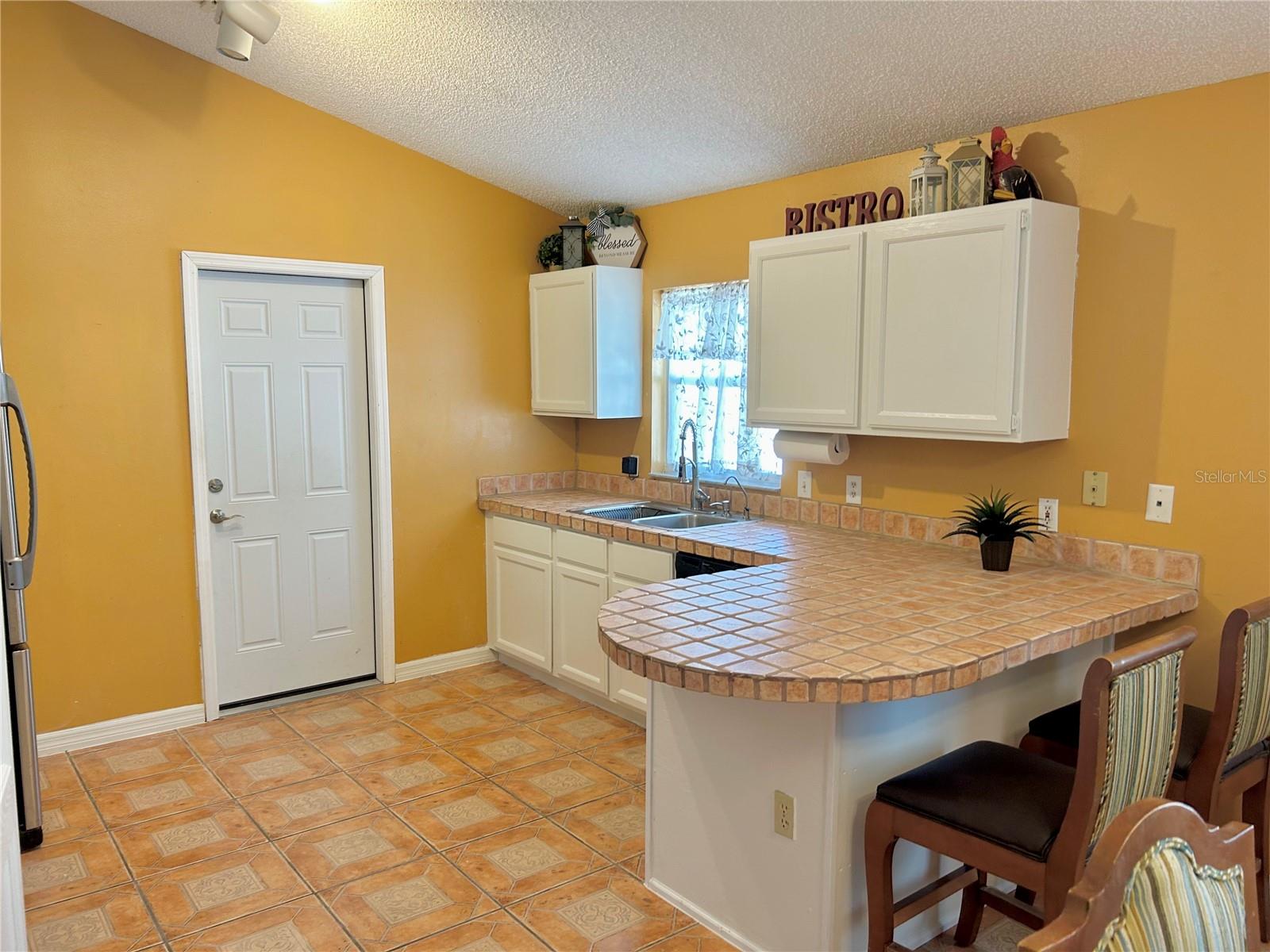 Listing photo id 5 for 2779 Theresa Drive