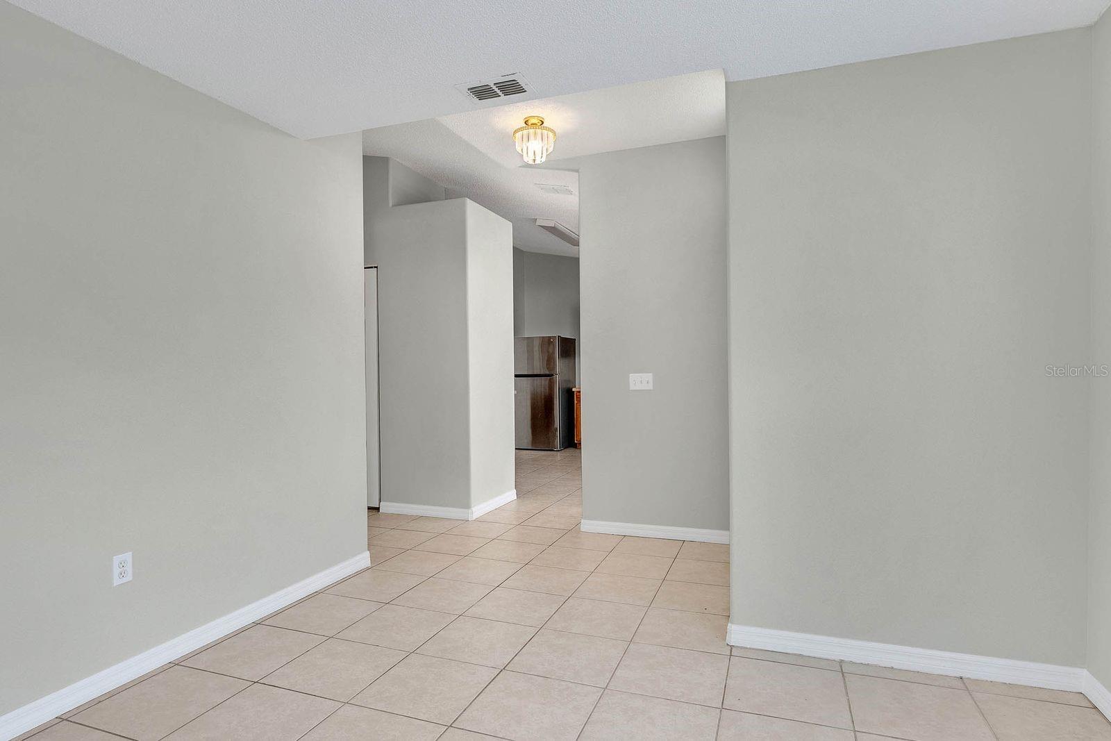 Listing photo id 3 for 1150 Orne Court