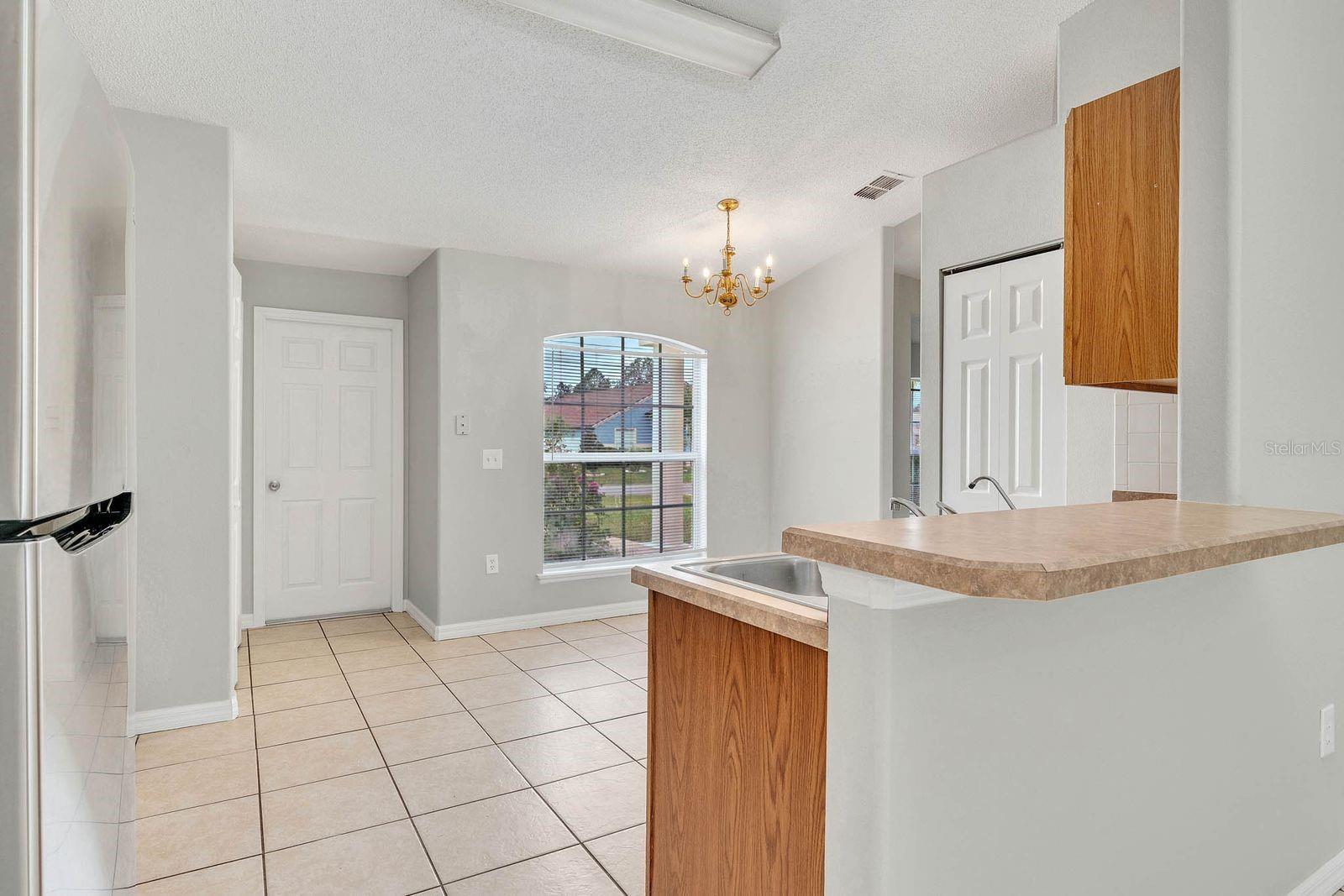 Listing photo id 7 for 1150 Orne Court