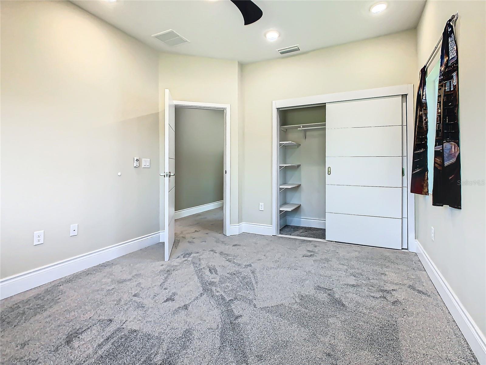Image 31 of 67 For 2000 Greenbriar Terrace
