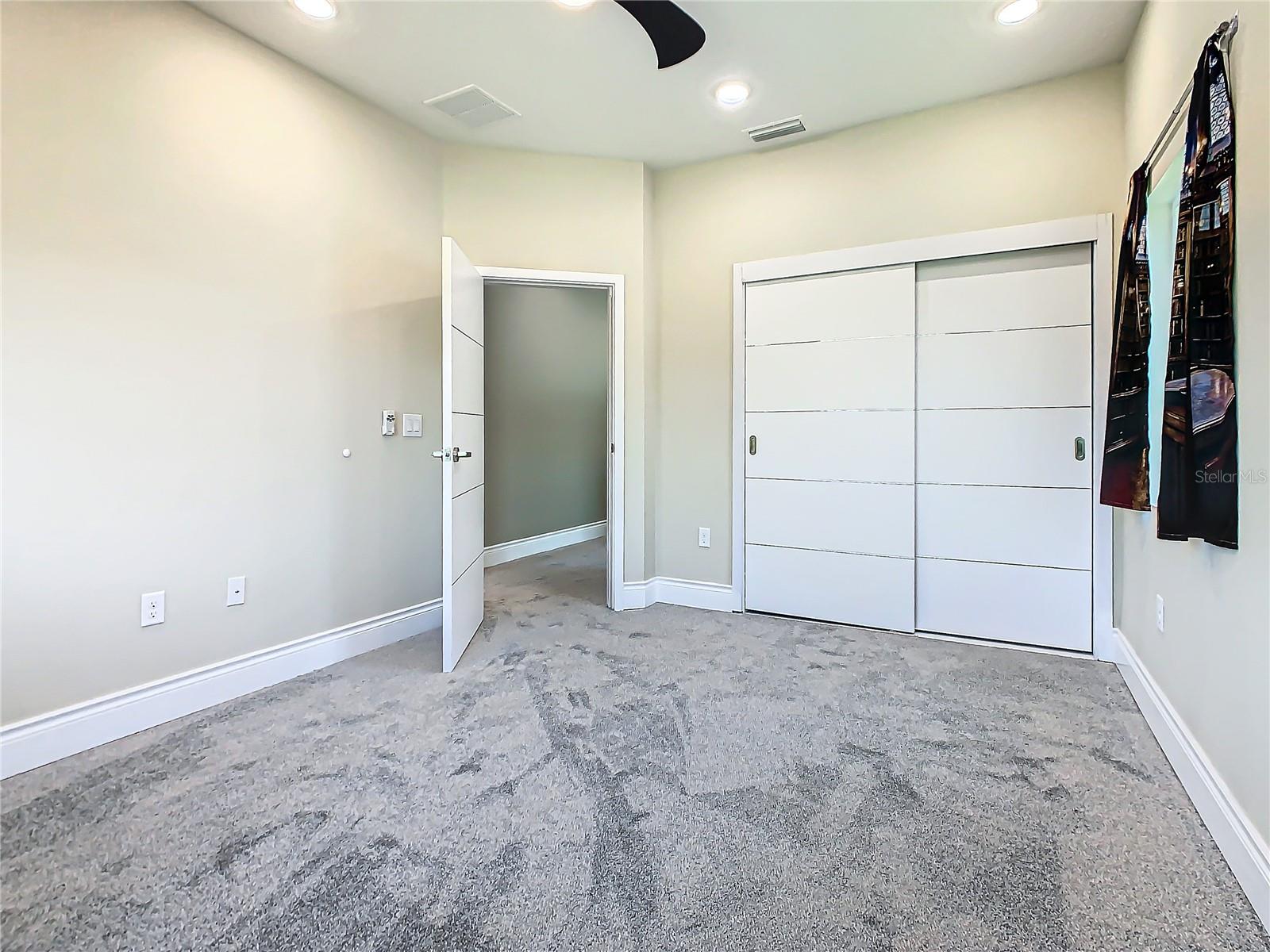 Image 32 of 67 For 2000 Greenbriar Terrace