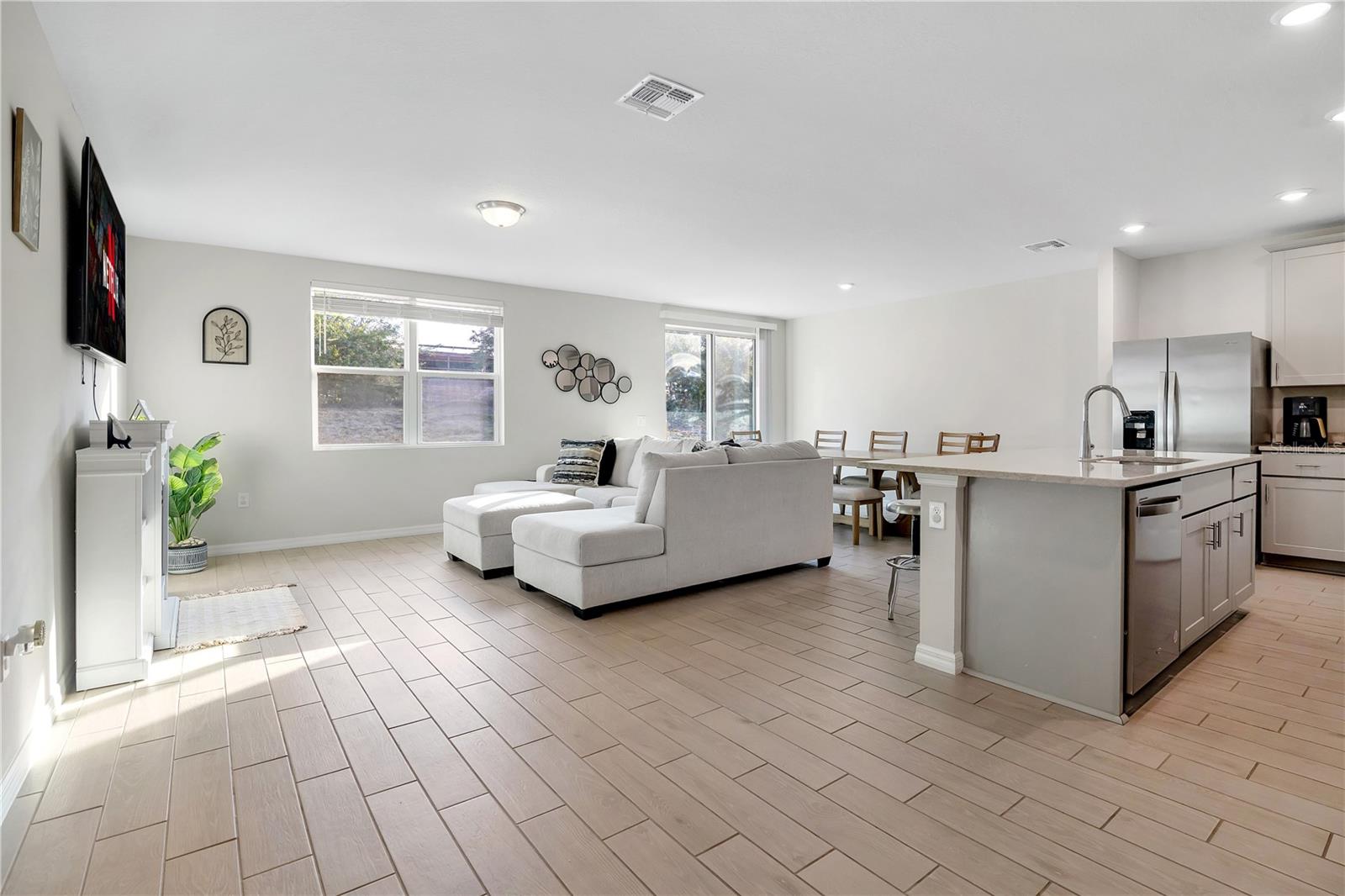 Image 13 of 18 For 956 Cambridge Drive