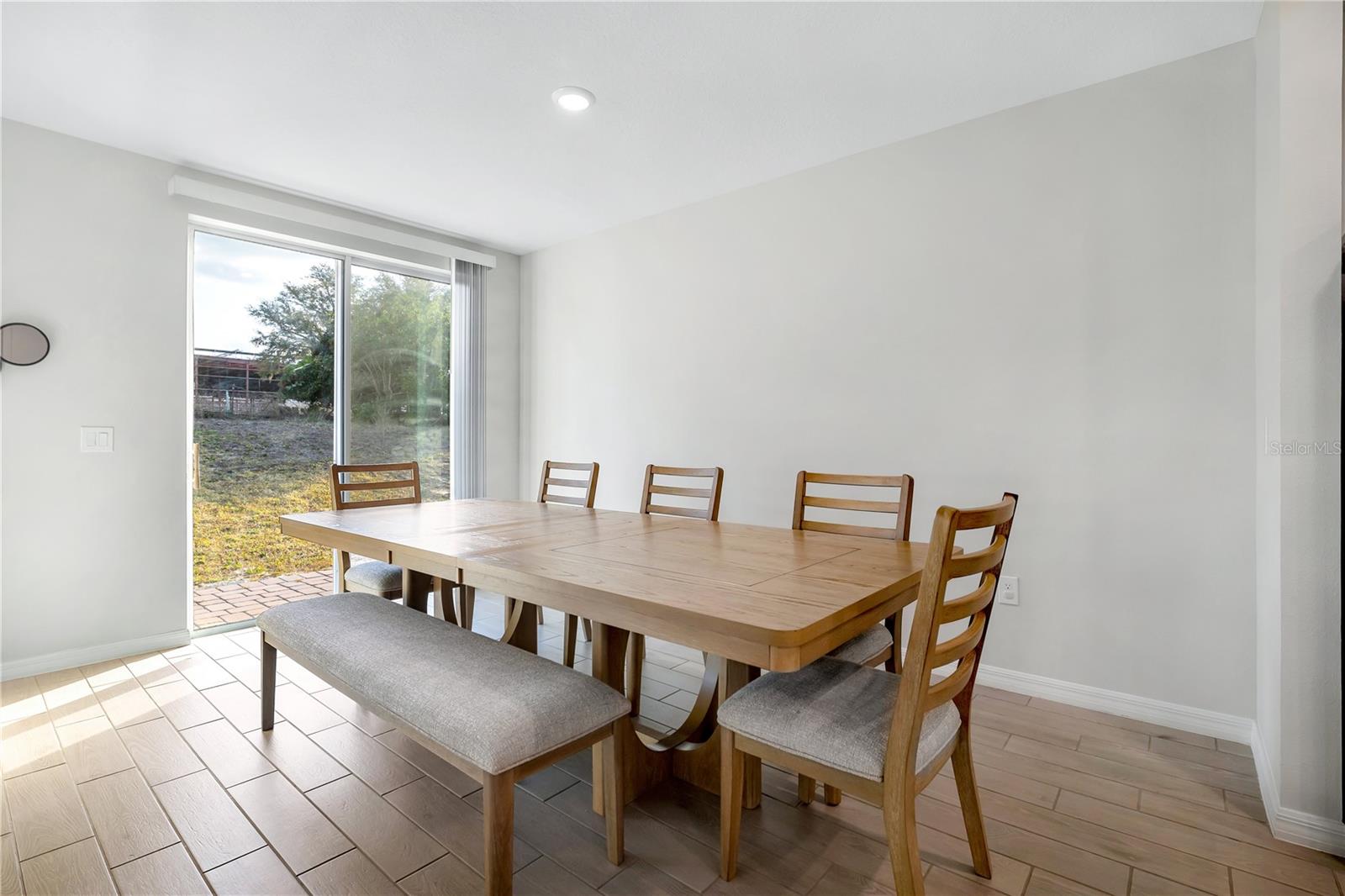 Image 16 of 18 For 956 Cambridge Drive