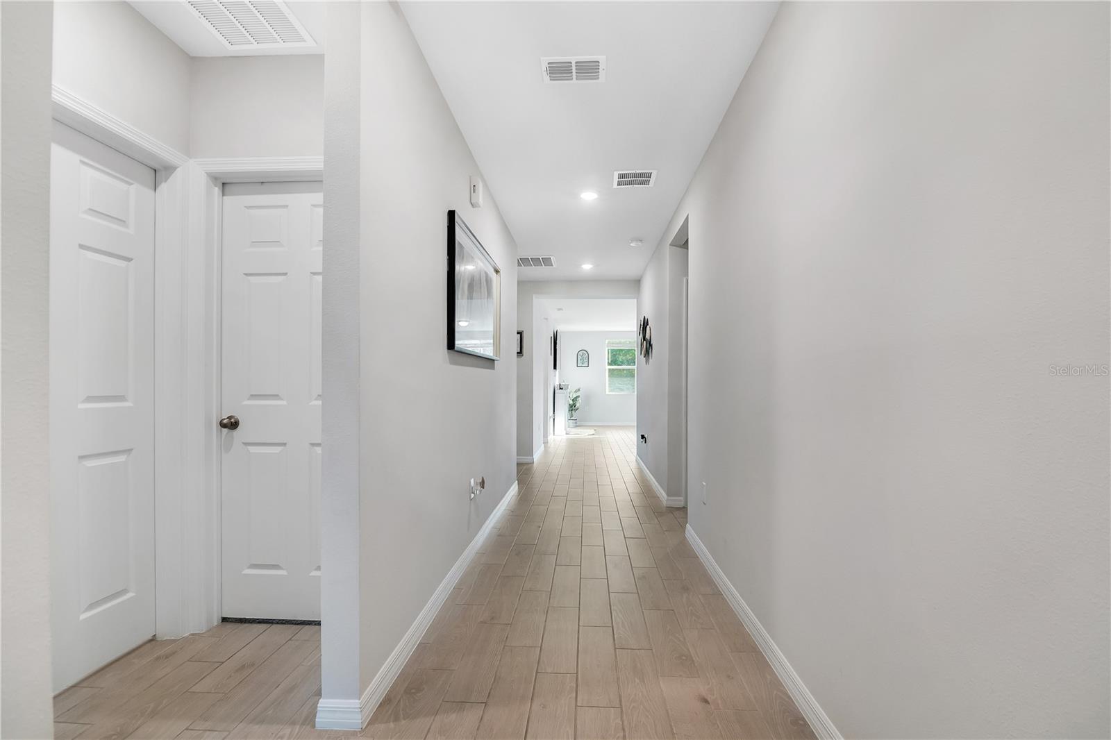 Image 3 of 18 For 956 Cambridge Drive