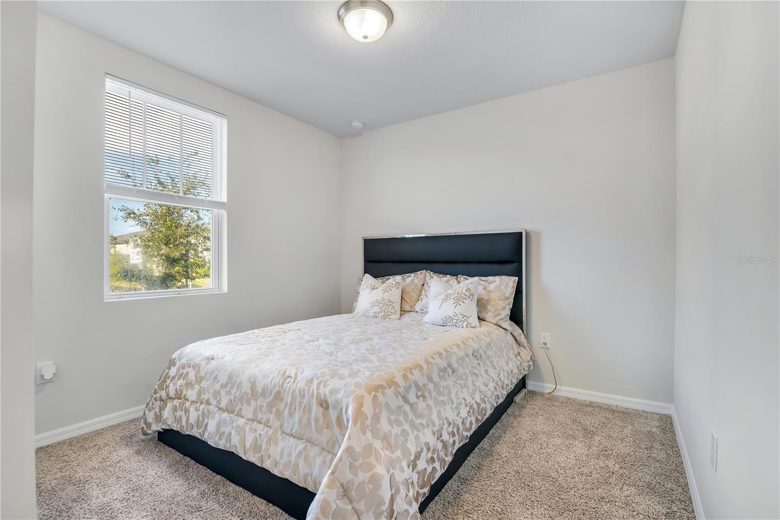 Image 4 of 18 For 956 Cambridge Drive