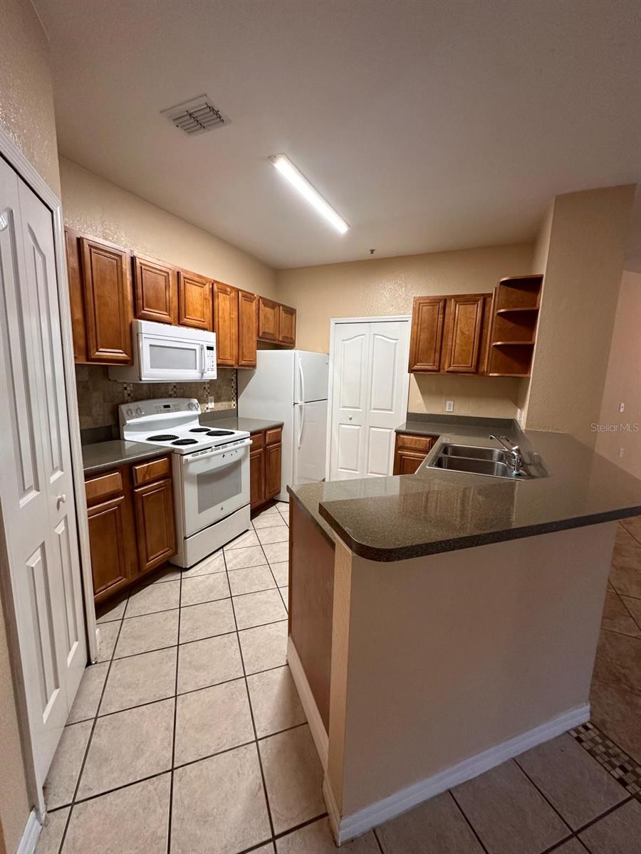 Image 12 of 25 For 6159 Metrowest Boulevard 107
