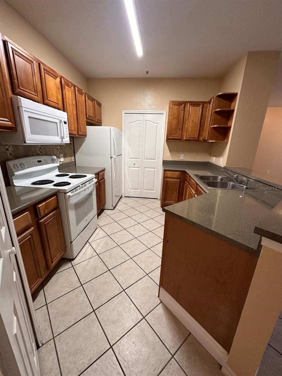 Image 13 of 25 For 6159 Metrowest Boulevard 107