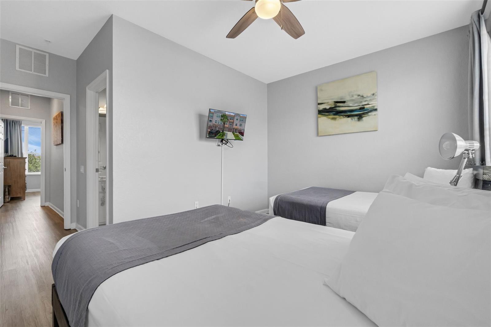 Image 14 of 43 For 5038 Tideview Circle 21