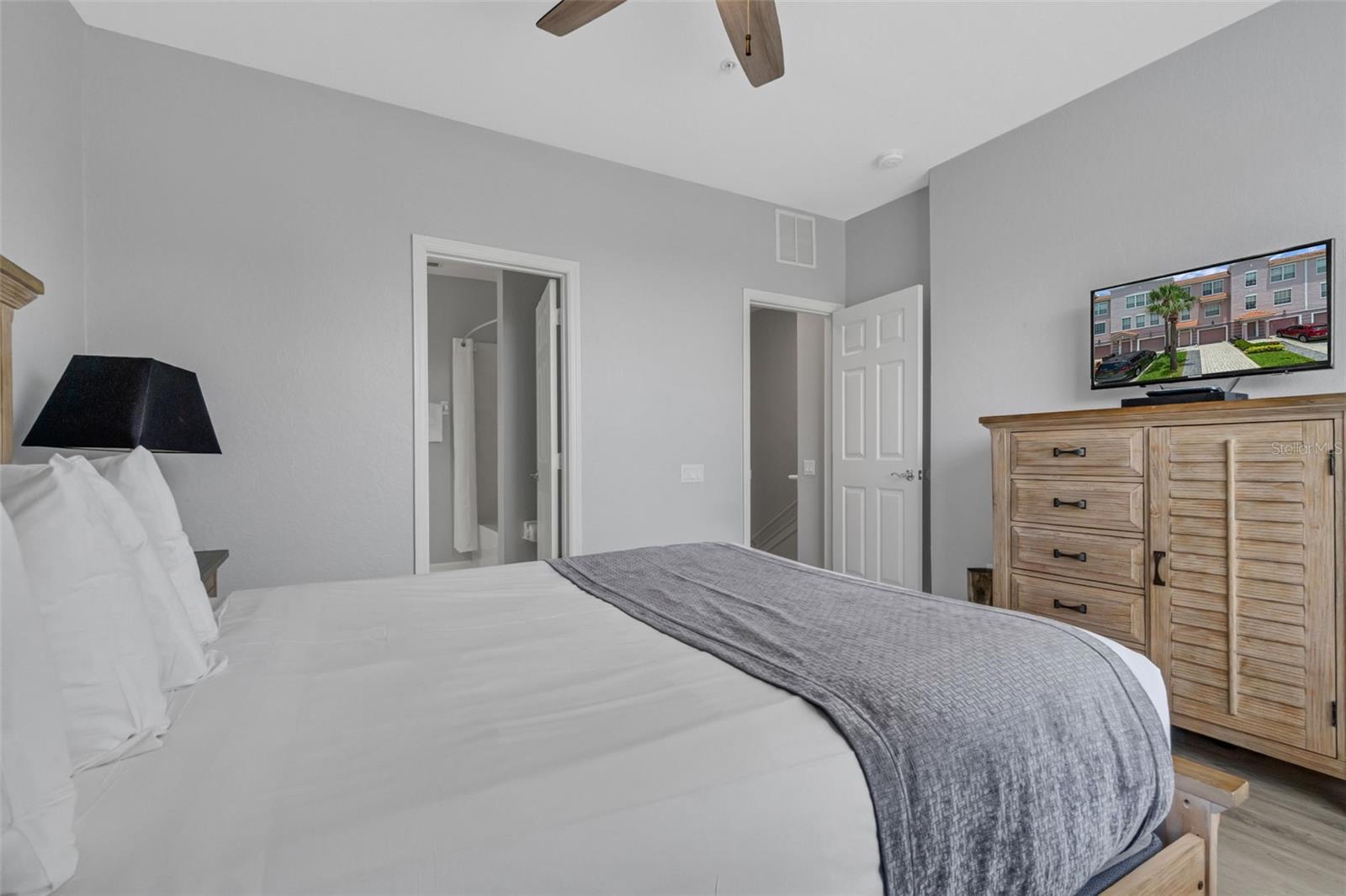 Image 16 of 43 For 5038 Tideview Circle 21