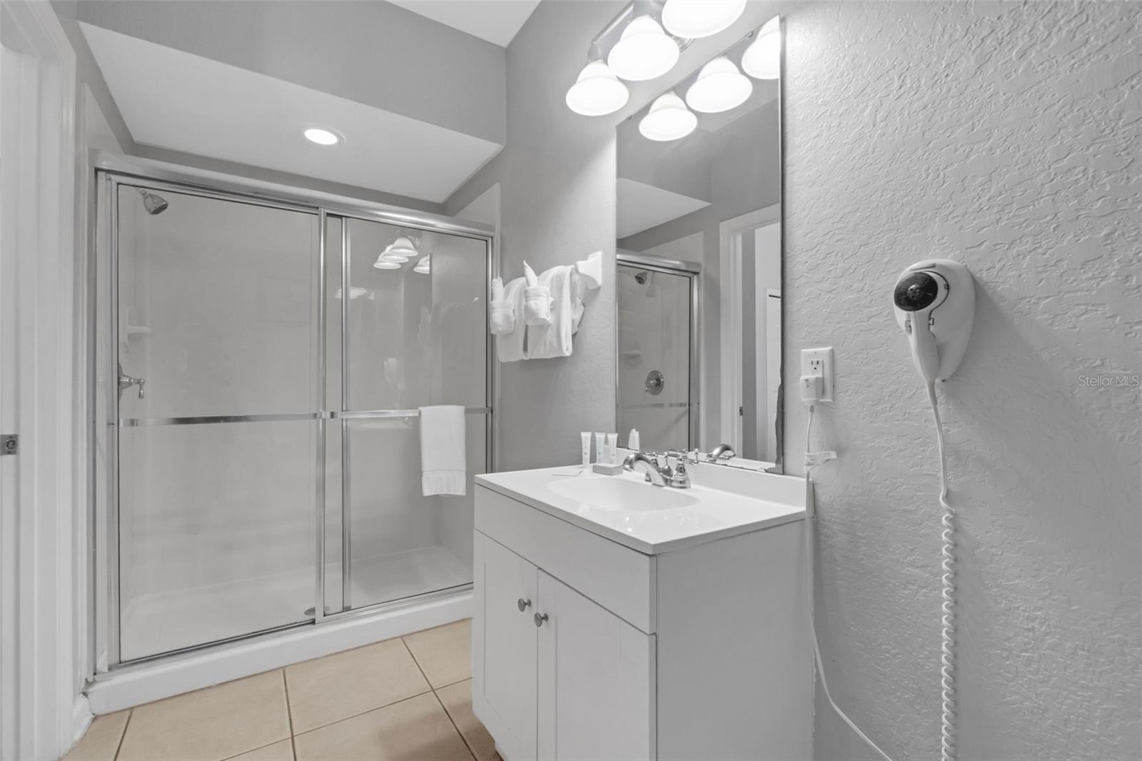 Image 25 of 43 For 5038 Tideview Circle 21