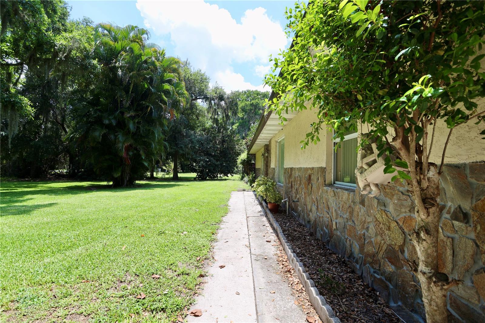 Image 14 of 67 For 860 Oak Shore Drive