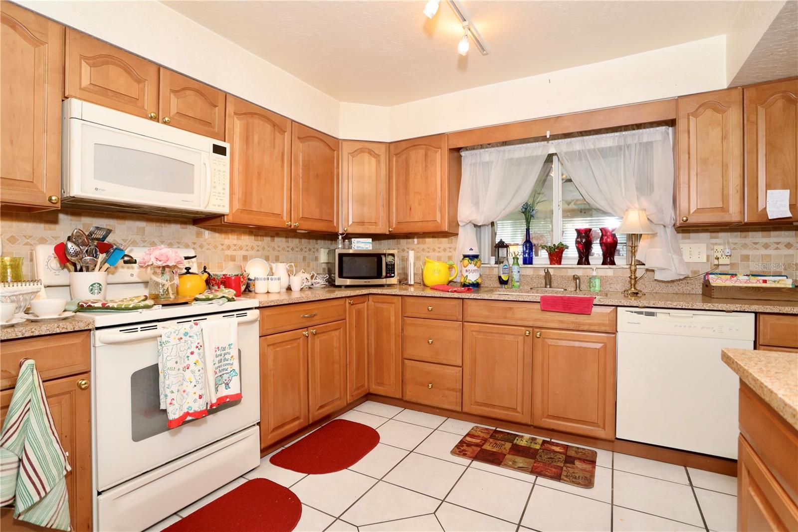 Image 26 of 67 For 860 Oak Shore Drive