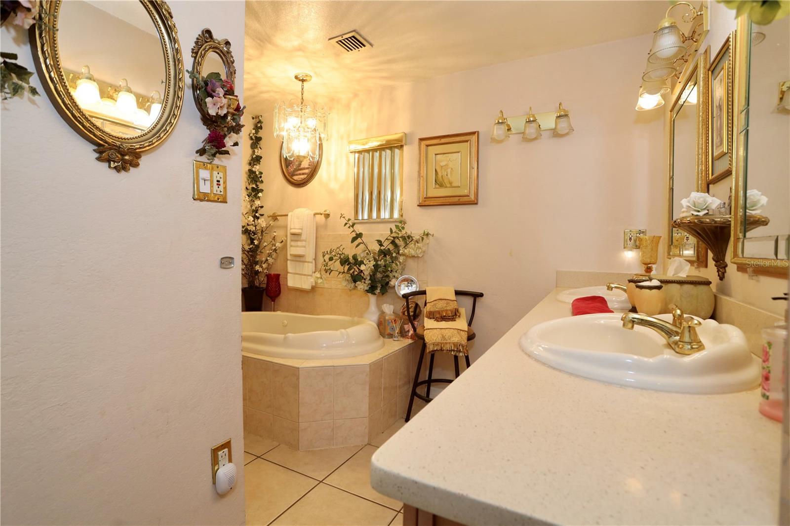 Image 35 of 67 For 860 Oak Shore Drive