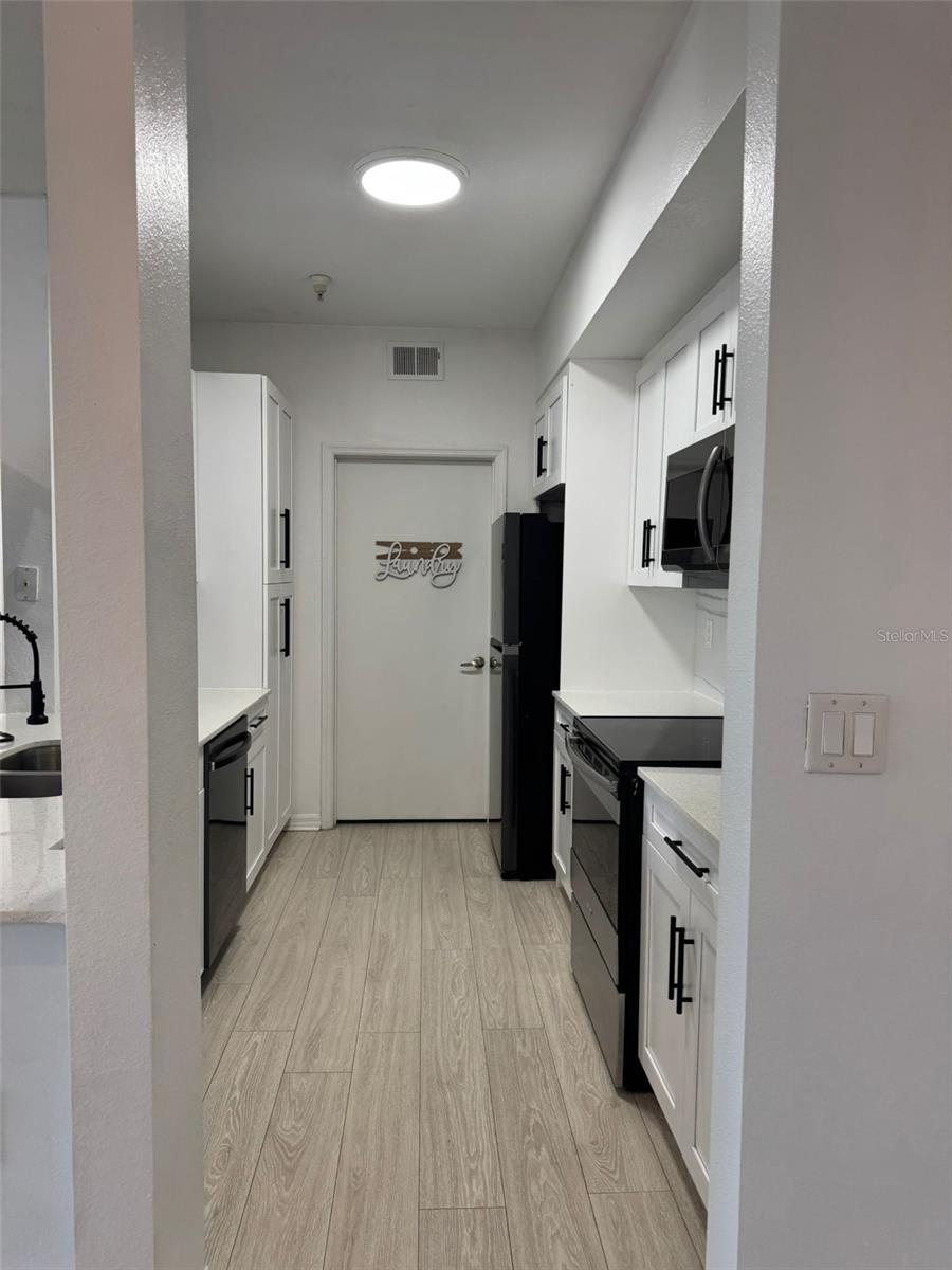 Image 7 of 16 For 5572 Metrowest Boulevard 311