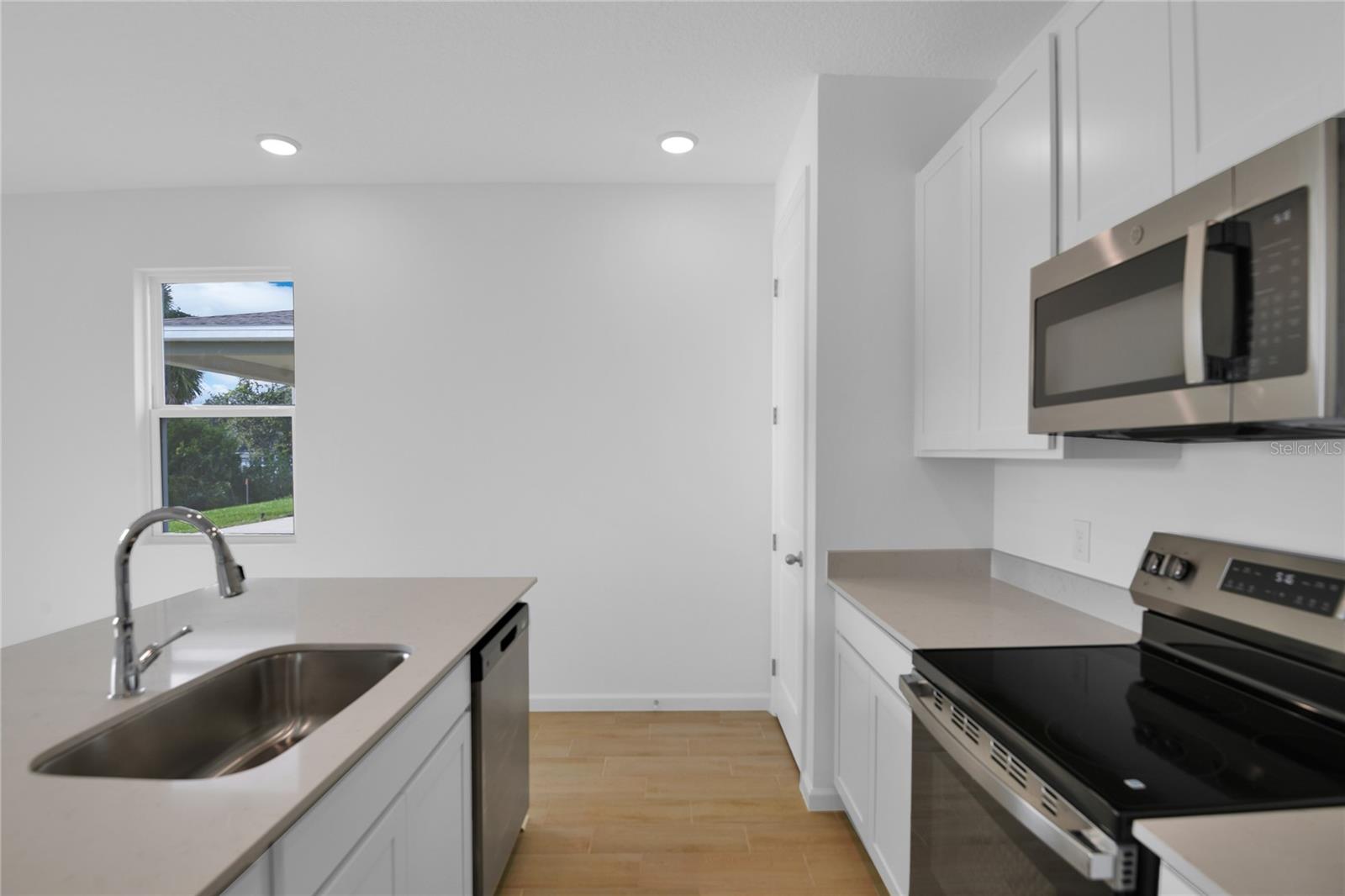 Image 6 of 22 For 762 Lake Dell Avenue