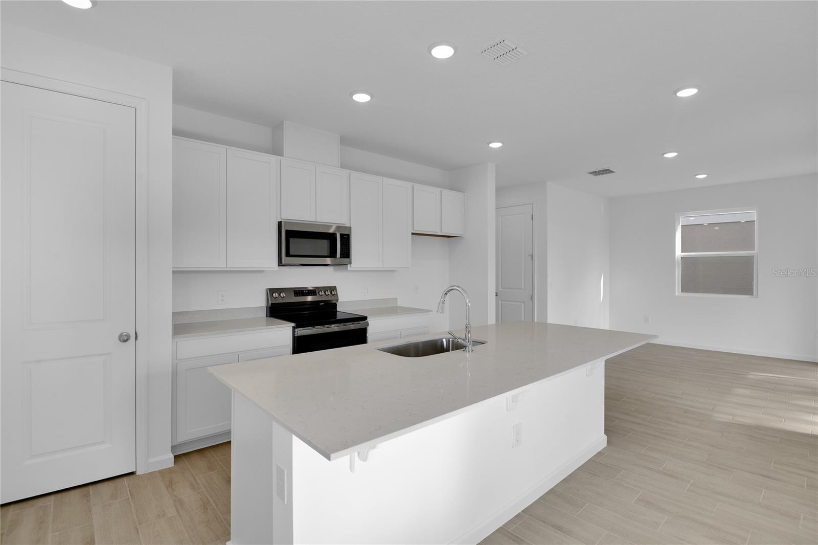 Image 7 of 22 For 762 Lake Dell Avenue