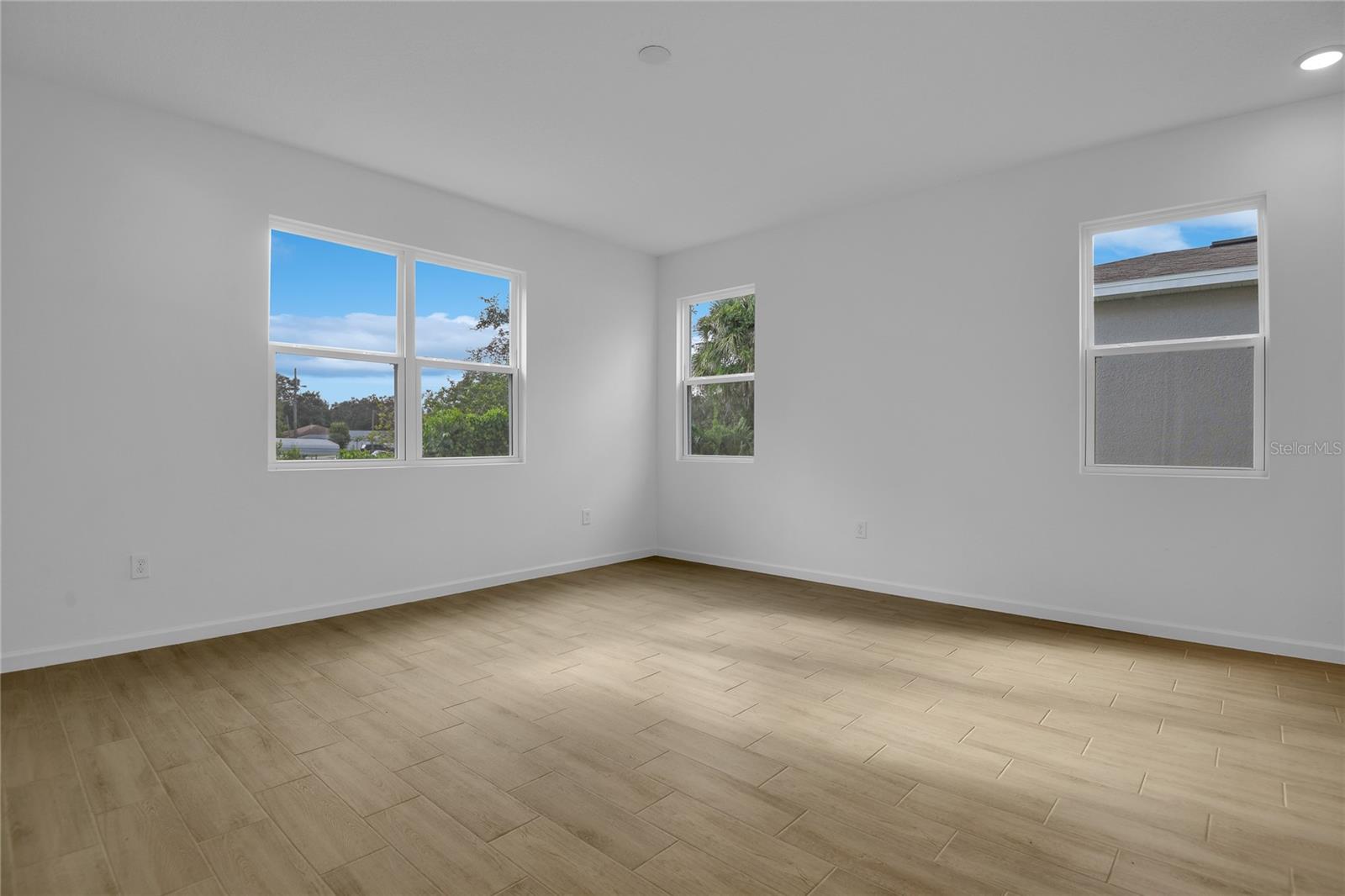 Image 9 of 22 For 762 Lake Dell Avenue