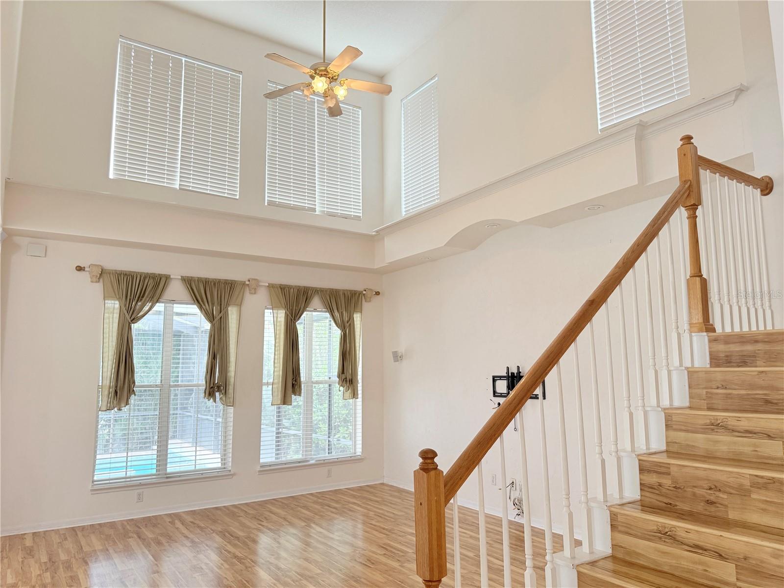 Image 11 of 33 For 902 Waterside Drive