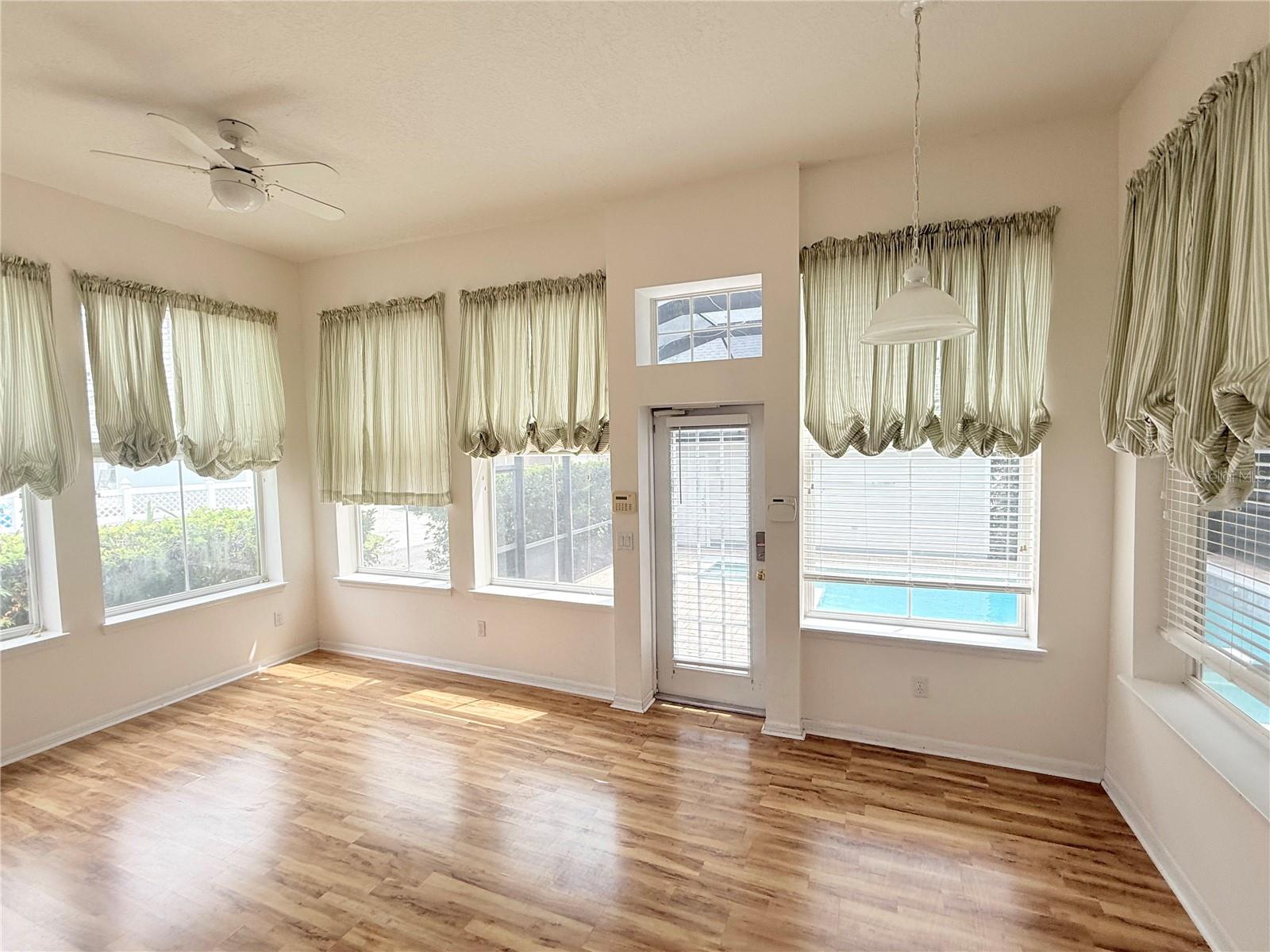 Image 9 of 33 For 902 Waterside Drive
