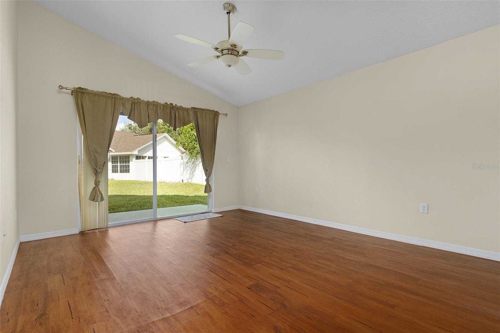 Listing photo id 8 for 2936 Twin Oaks Drive