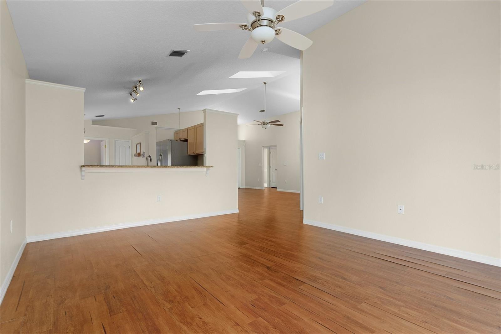 Listing photo id 10 for 2936 Twin Oaks Drive