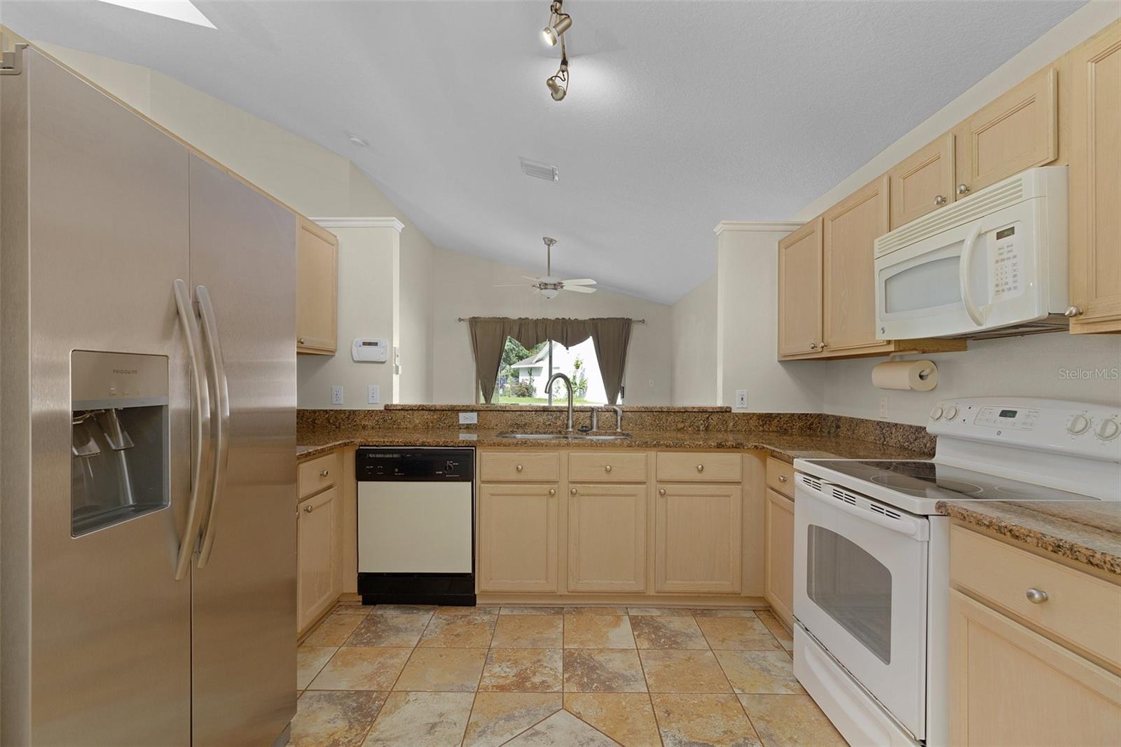 Listing photo id 11 for 2936 Twin Oaks Drive