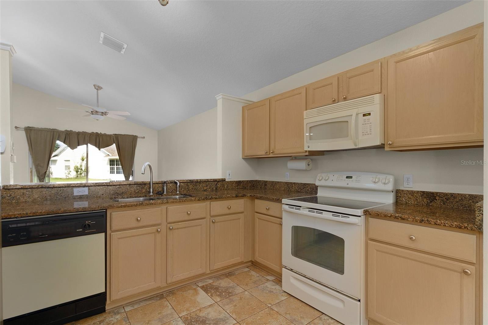 Listing photo id 13 for 2936 Twin Oaks Drive