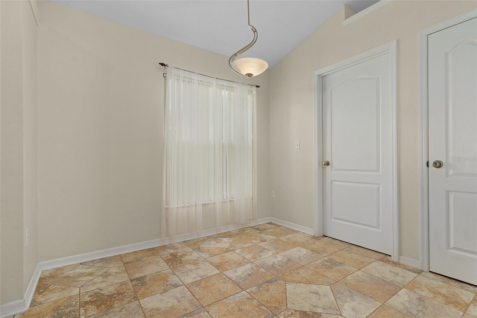 Listing photo id 14 for 2936 Twin Oaks Drive