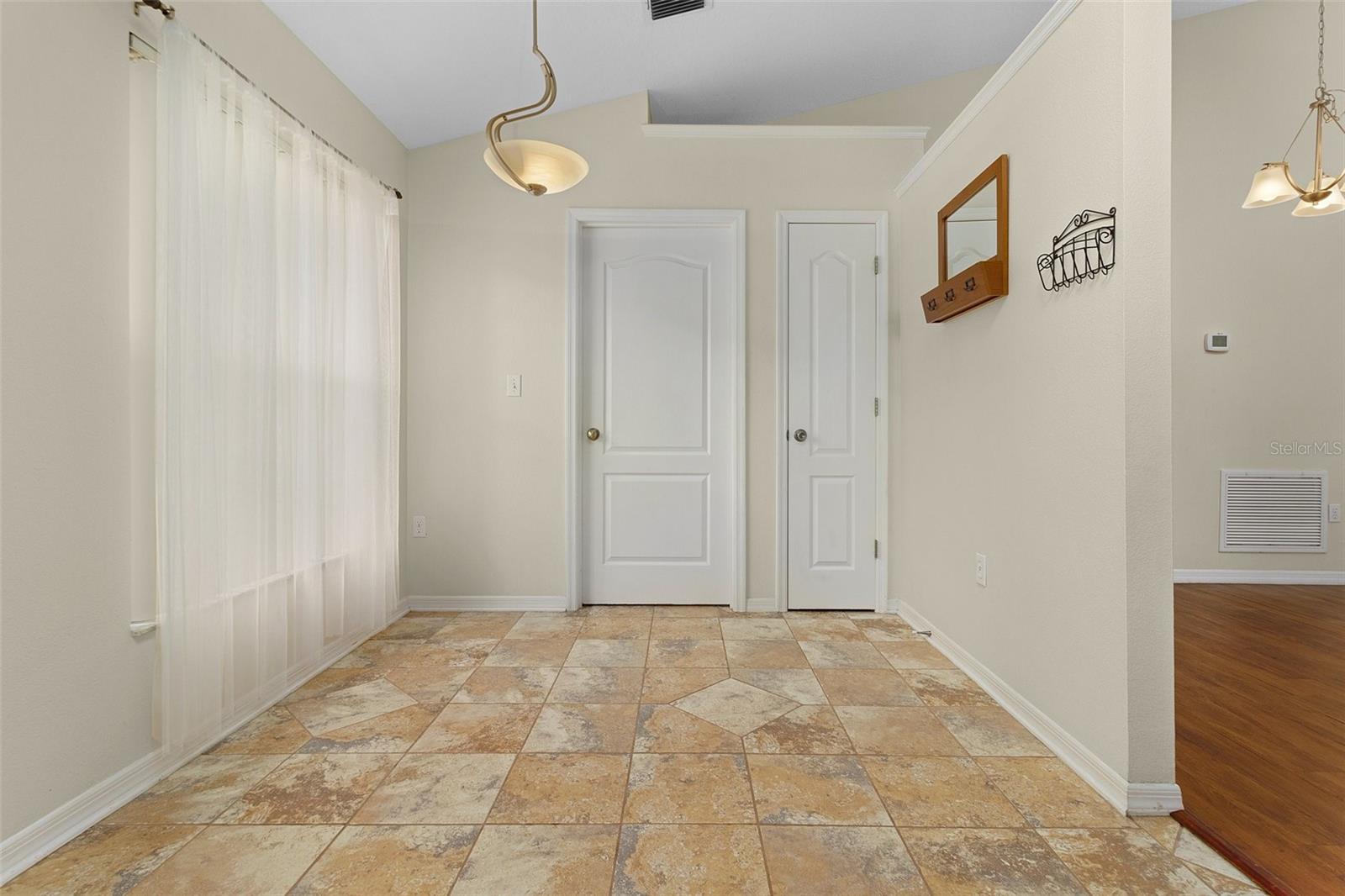 Listing photo id 15 for 2936 Twin Oaks Drive