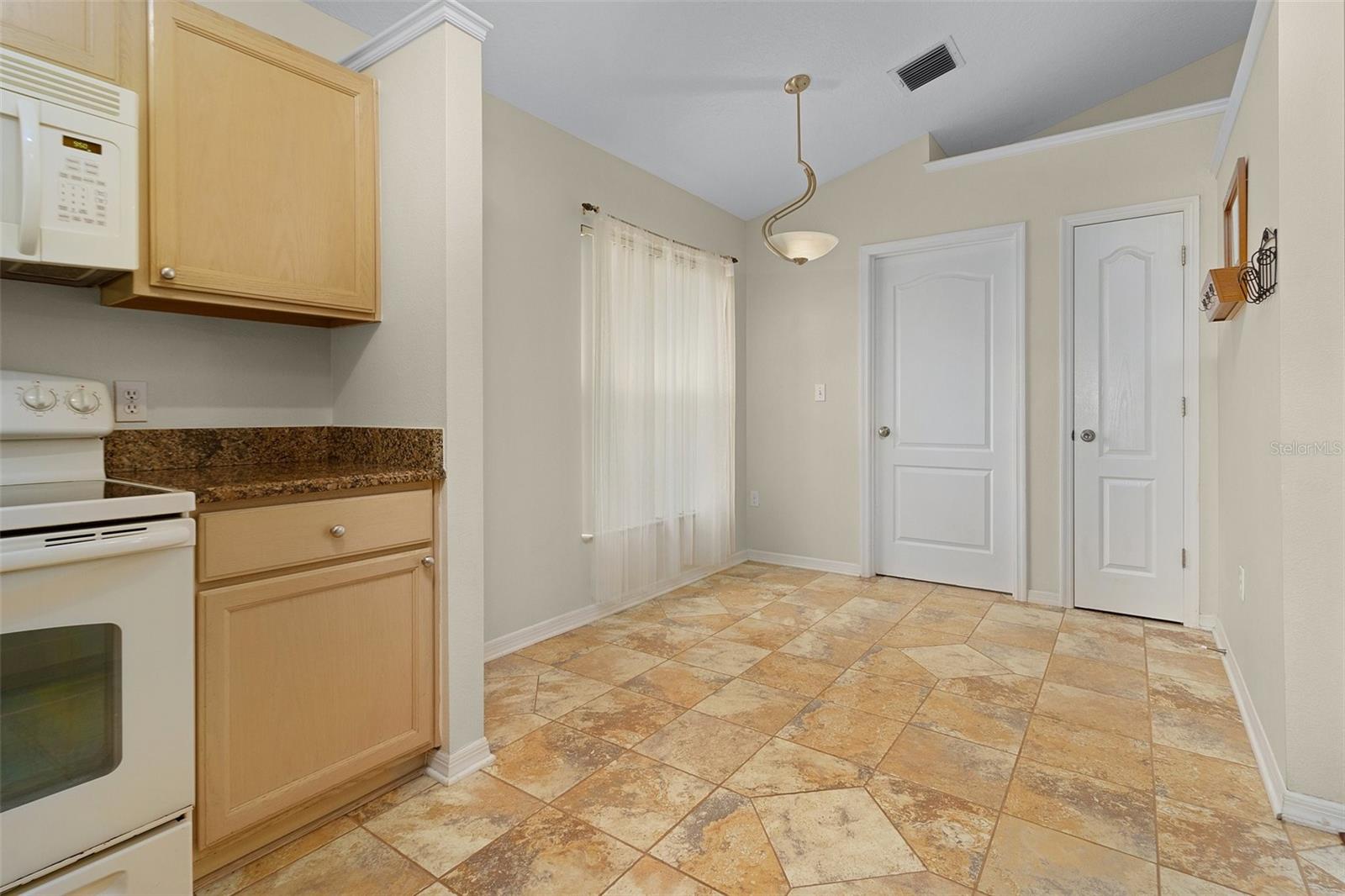 Listing photo id 16 for 2936 Twin Oaks Drive