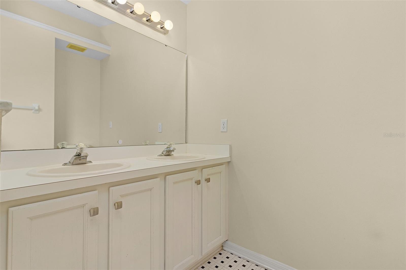 Listing photo id 24 for 2936 Twin Oaks Drive