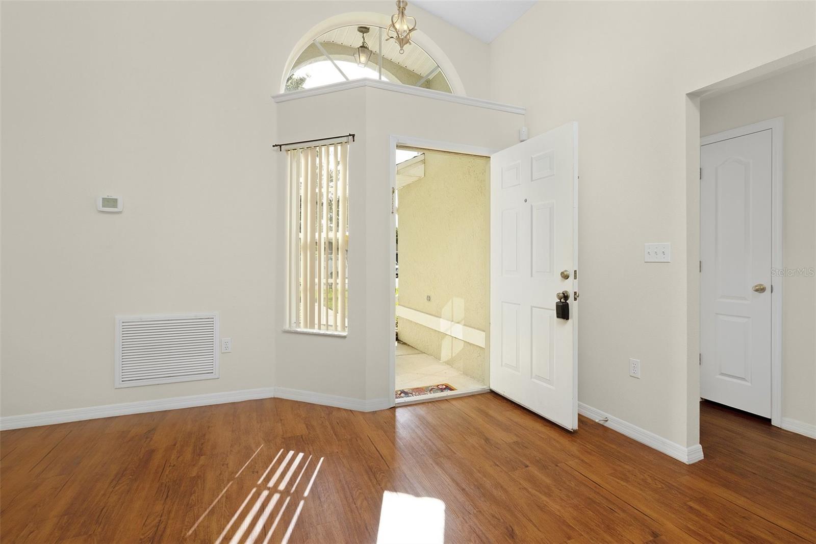 Listing photo id 2 for 2936 Twin Oaks Drive