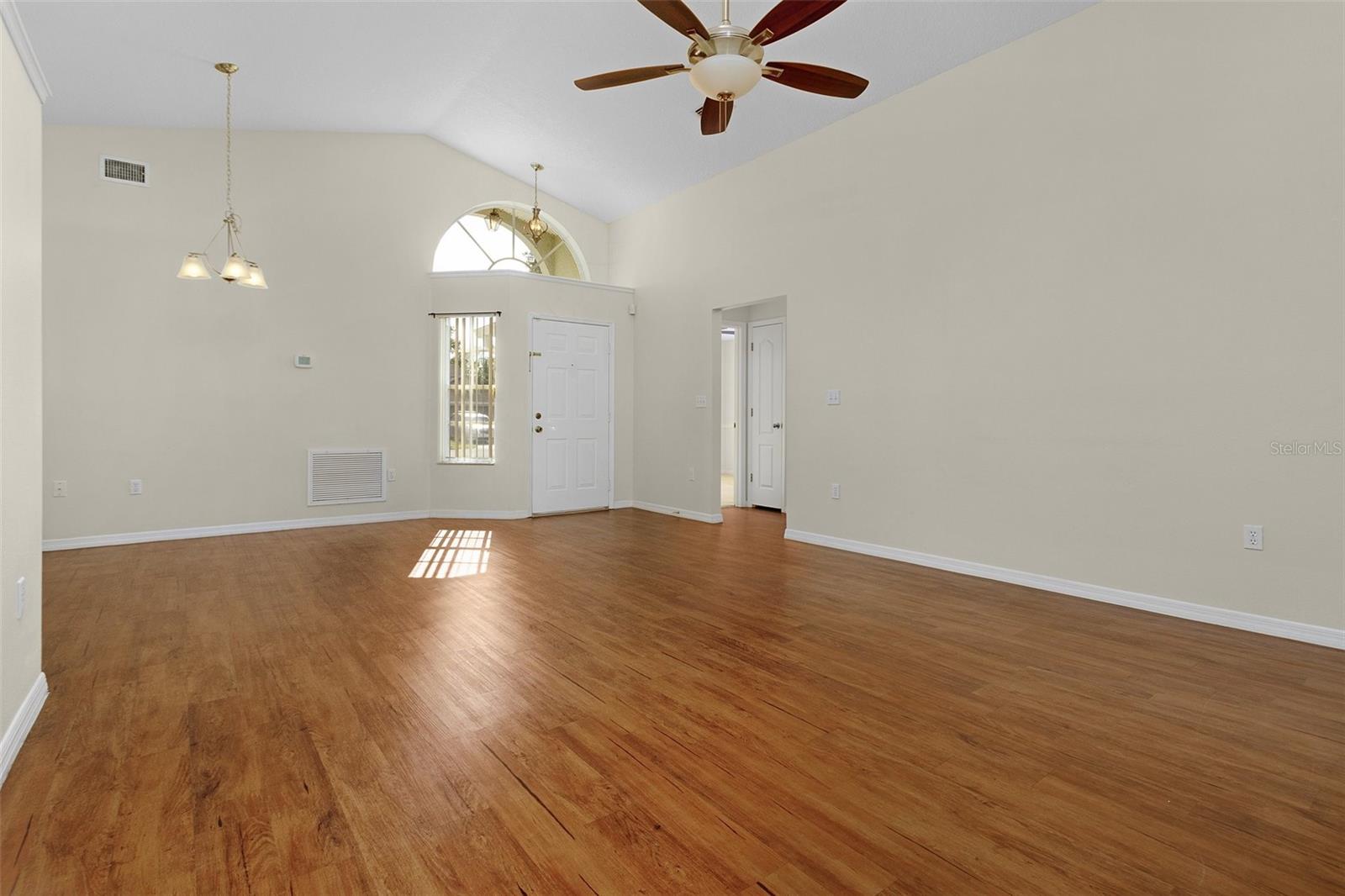 Listing photo id 3 for 2936 Twin Oaks Drive