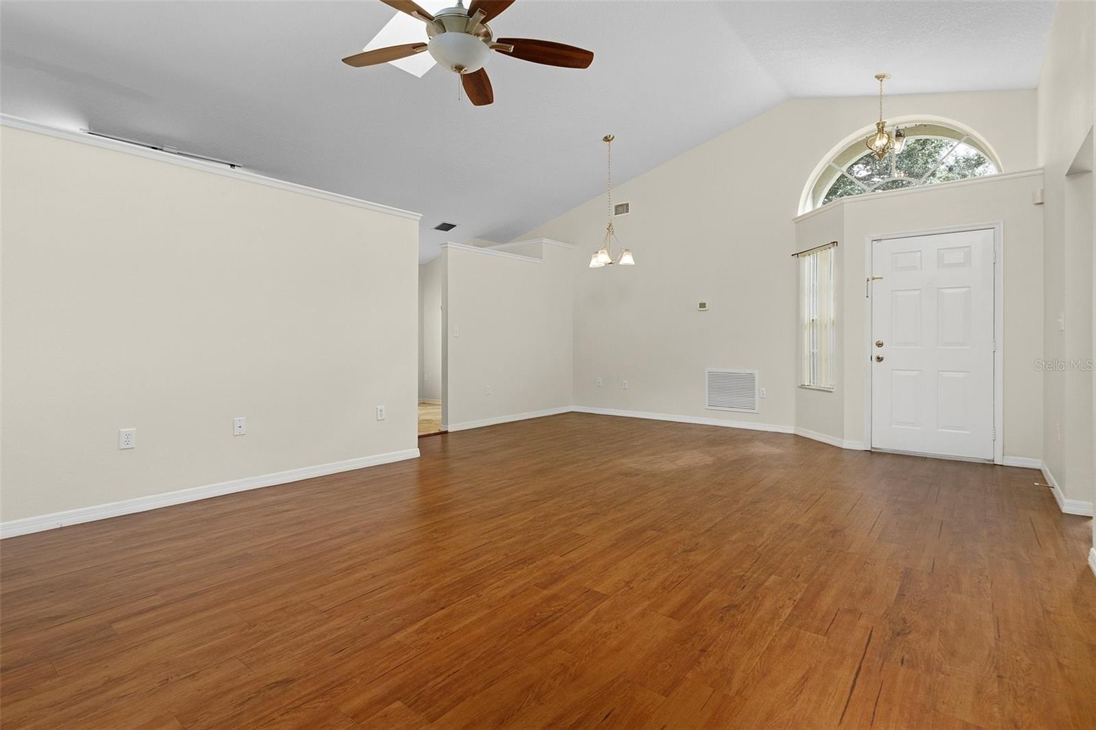 Listing photo id 4 for 2936 Twin Oaks Drive