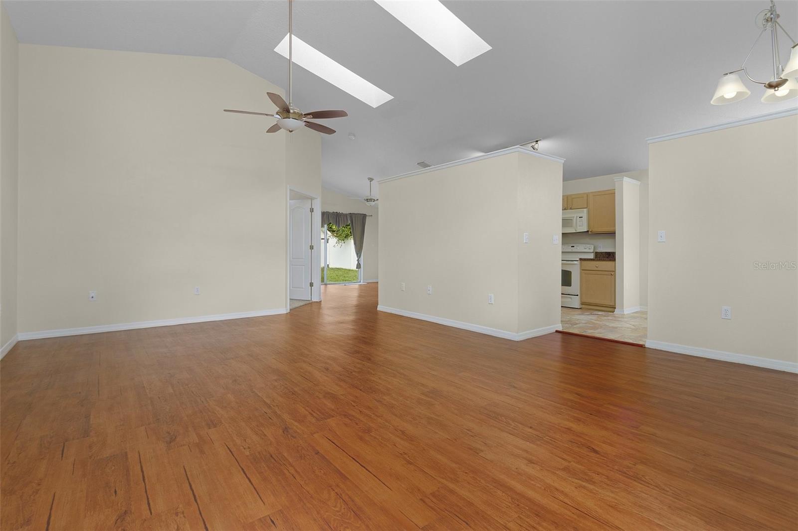 Listing photo id 5 for 2936 Twin Oaks Drive