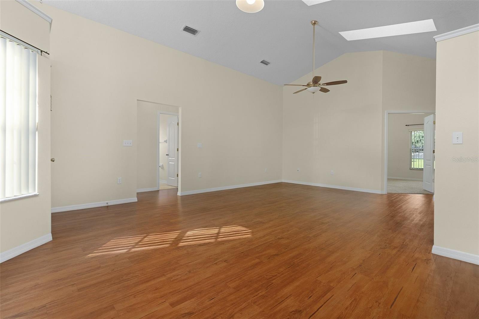 Listing photo id 6 for 2936 Twin Oaks Drive
