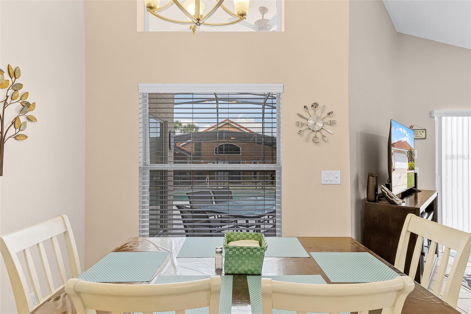 Image 11 of 61 For 423 Paloma Drive