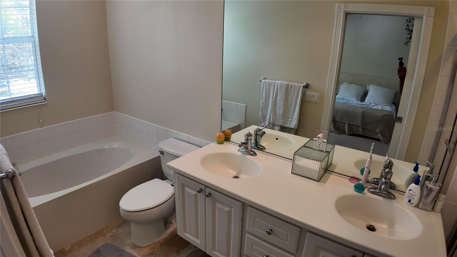 Image 29 of 45 For 8561 Insular Lane