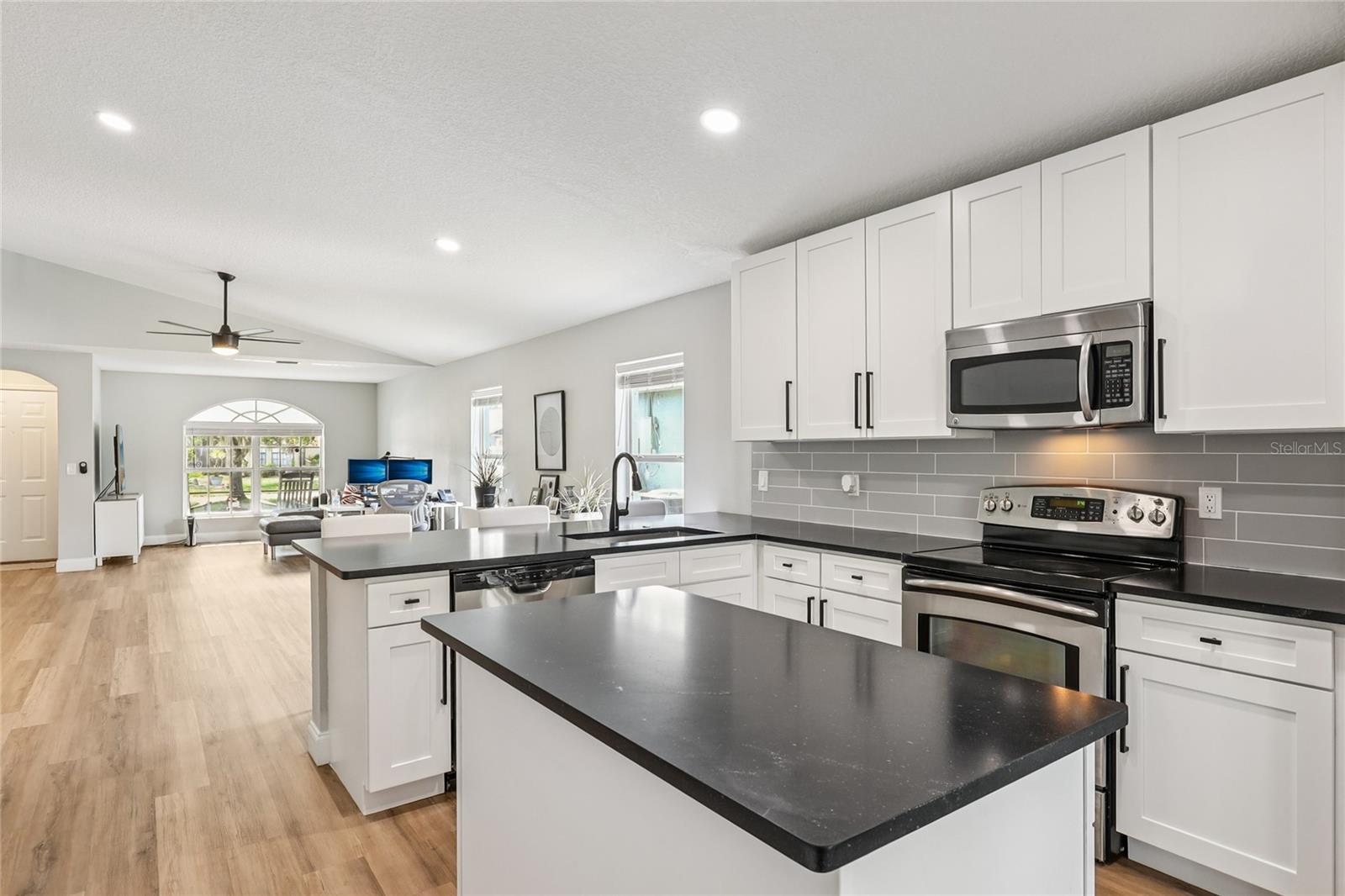 Image 5 of 32 For 2700 Palm Isle Way