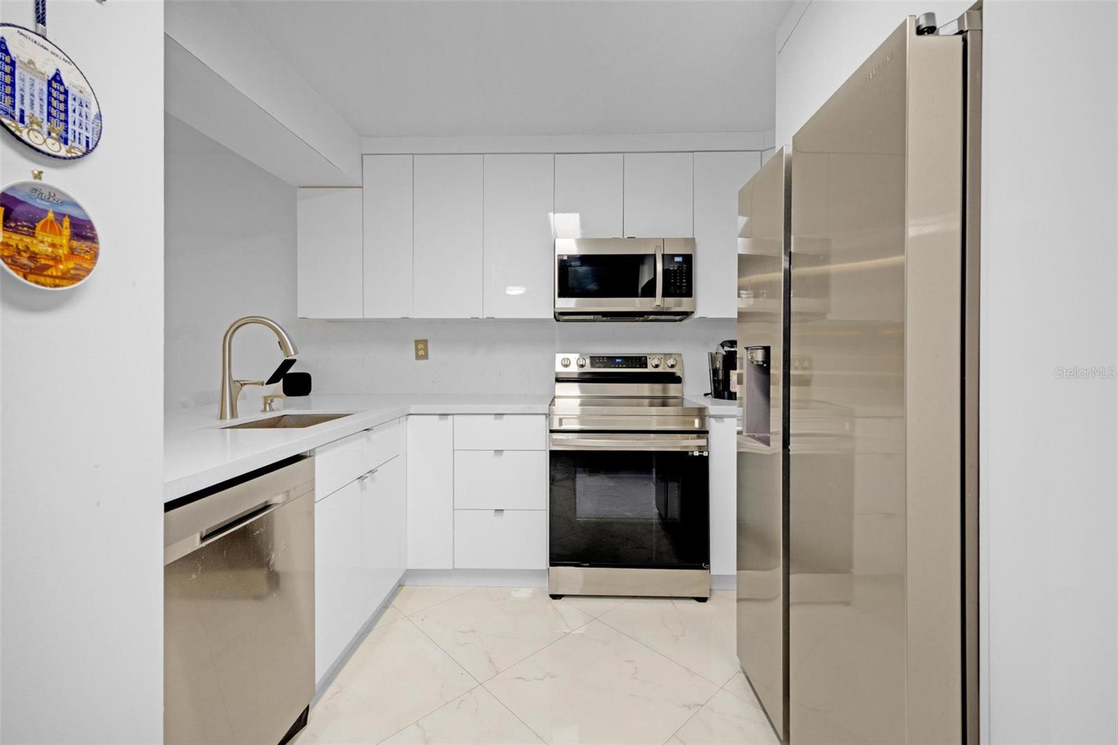 Image 13 of 39 For 15499 Miami Lakeway N 208