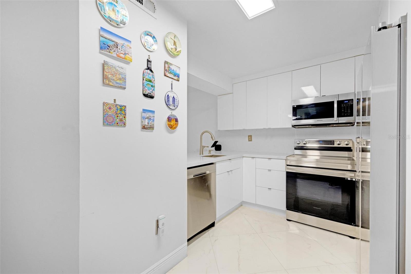 Image 15 of 39 For 15499 Miami Lakeway N 208